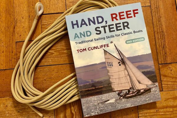 Tom Cunliffe: Hand, Reef And Steer (abilități tradiționale de navigare pentru bărci clasice) - o recenzie de carte