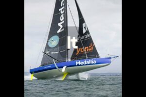 Echipa de asistență din Melbourne pentru Pip Hare Ocean Racing pe Medallia după demontare în 2024 Vendee Globe