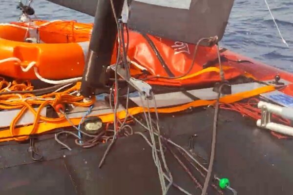 11 noduri în sensul vântului cu catamaranul meu gonflabil Happy Cat Hurricane Carbon „Freedom”