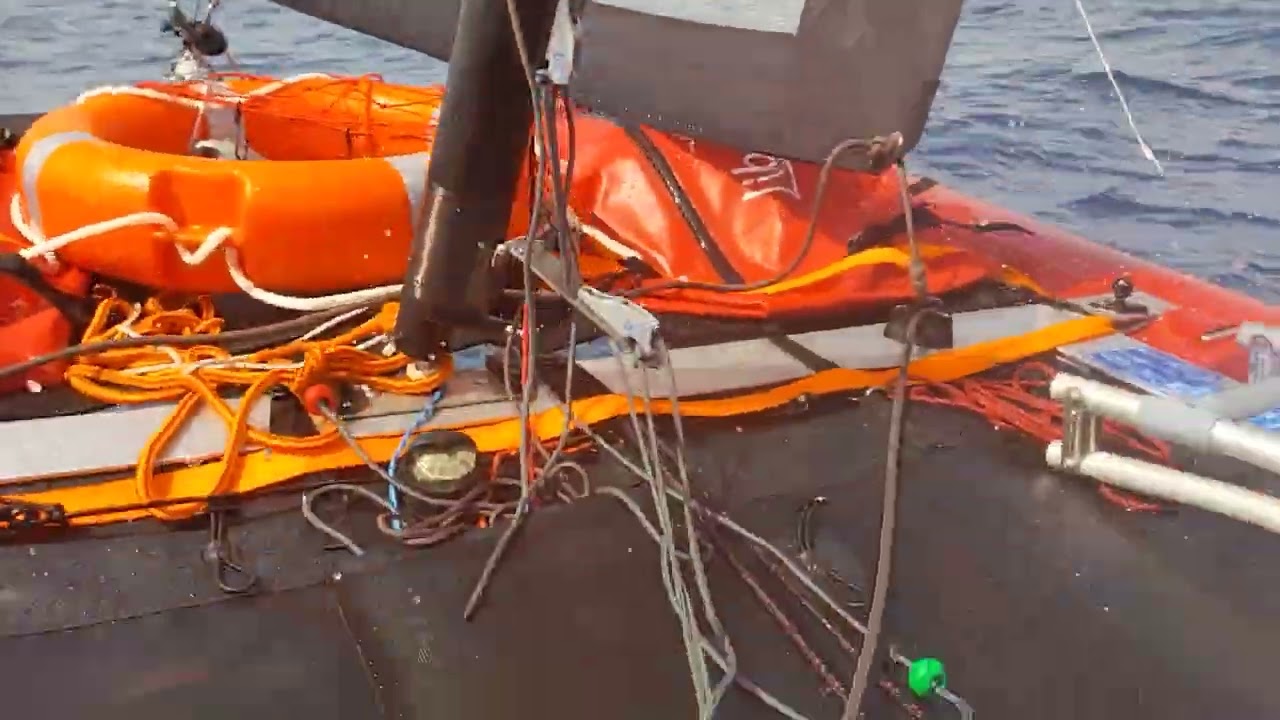 11 noduri în sensul vântului cu catamaranul meu gonflabil Happy Cat Hurricane Carbon „Freedom”