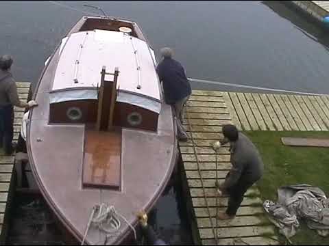 Faceți un pas înapoi în timp: lansarea unui iaht din lemn din anii 1930 pe Norfolk Broads!