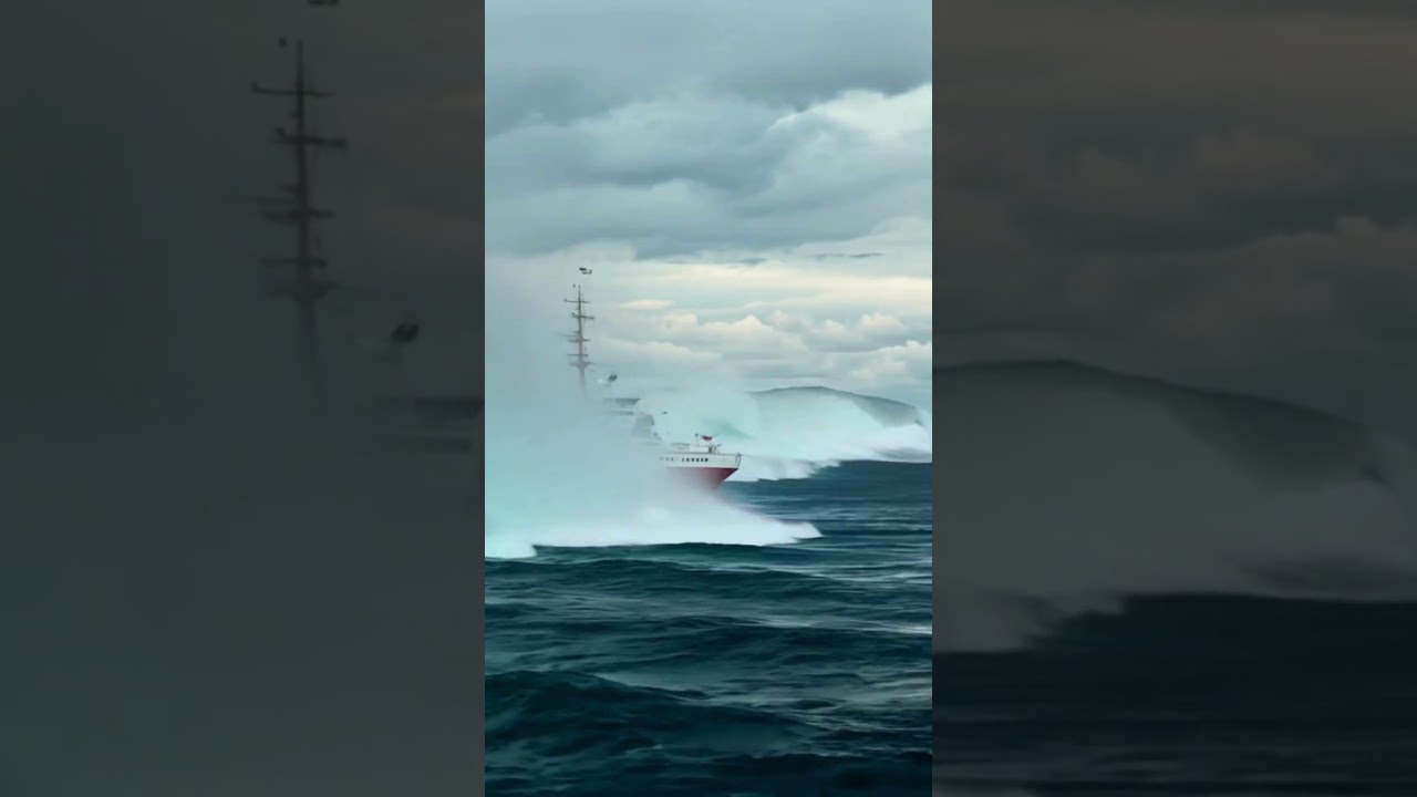 De ce această navă roșie navighează într-un val masiv? #scaryocean #oceanship #ocean