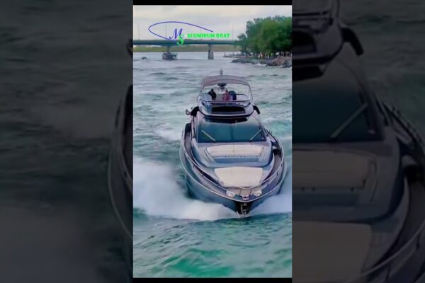 Cine știe ce se întâmplă cu acest iaht de lux? MS Constructii navale