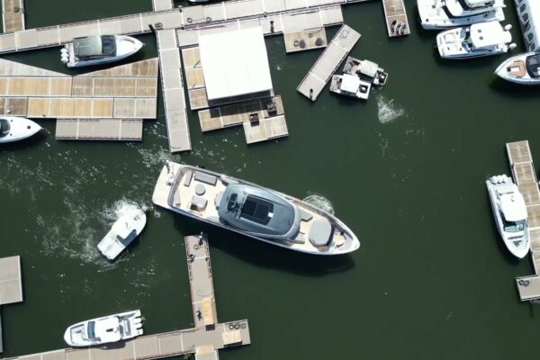 Acostarea unui iaht de 100 de picioare la expoziţia ambarcaţiunilor