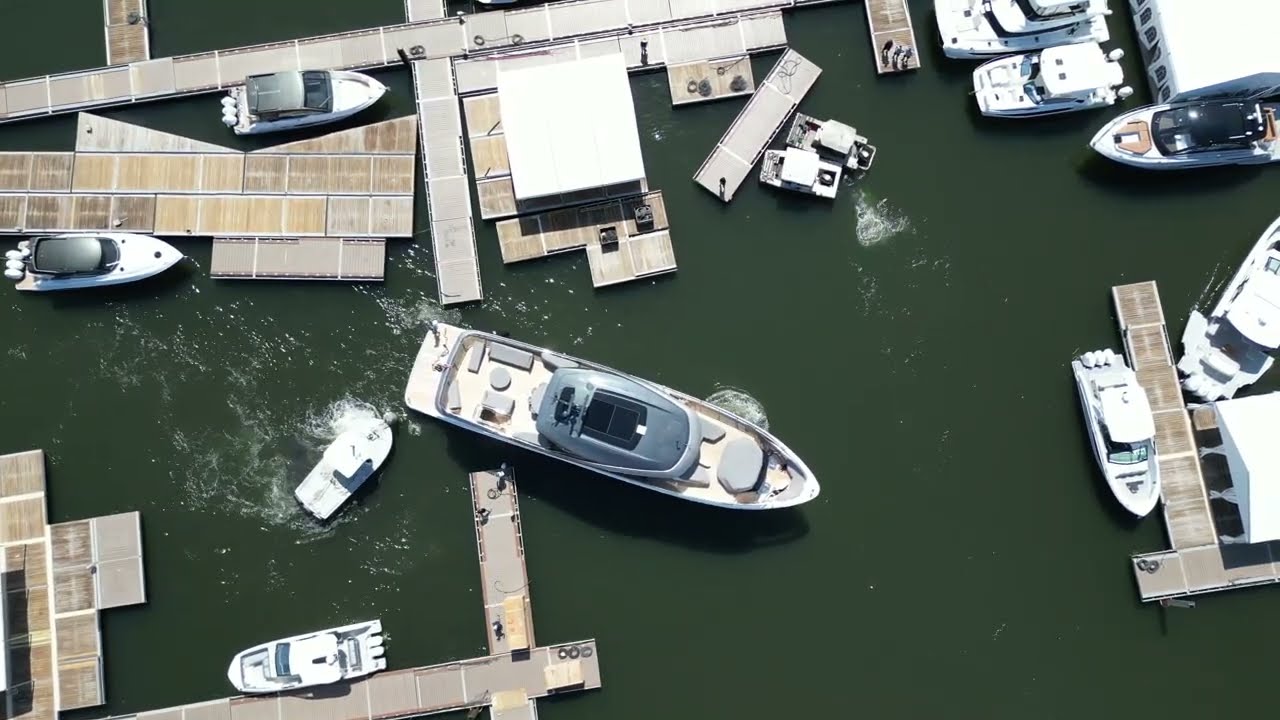 Acostarea unui iaht de 100 de picioare la expoziţia ambarcaţiunilor