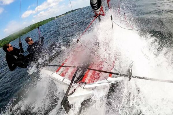 International 14 skiff navigare în 20kts+