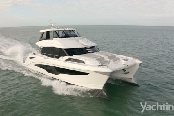 Pasul de iaht: Aquila 70 Catamaran de putere de lux