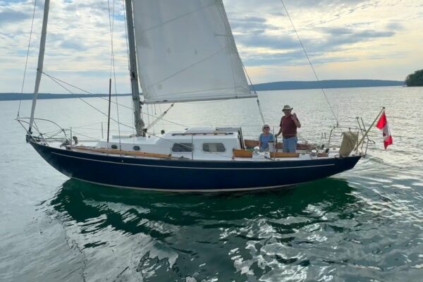 Yacht „surpriză”, ieșind în curs sub voia de navigare