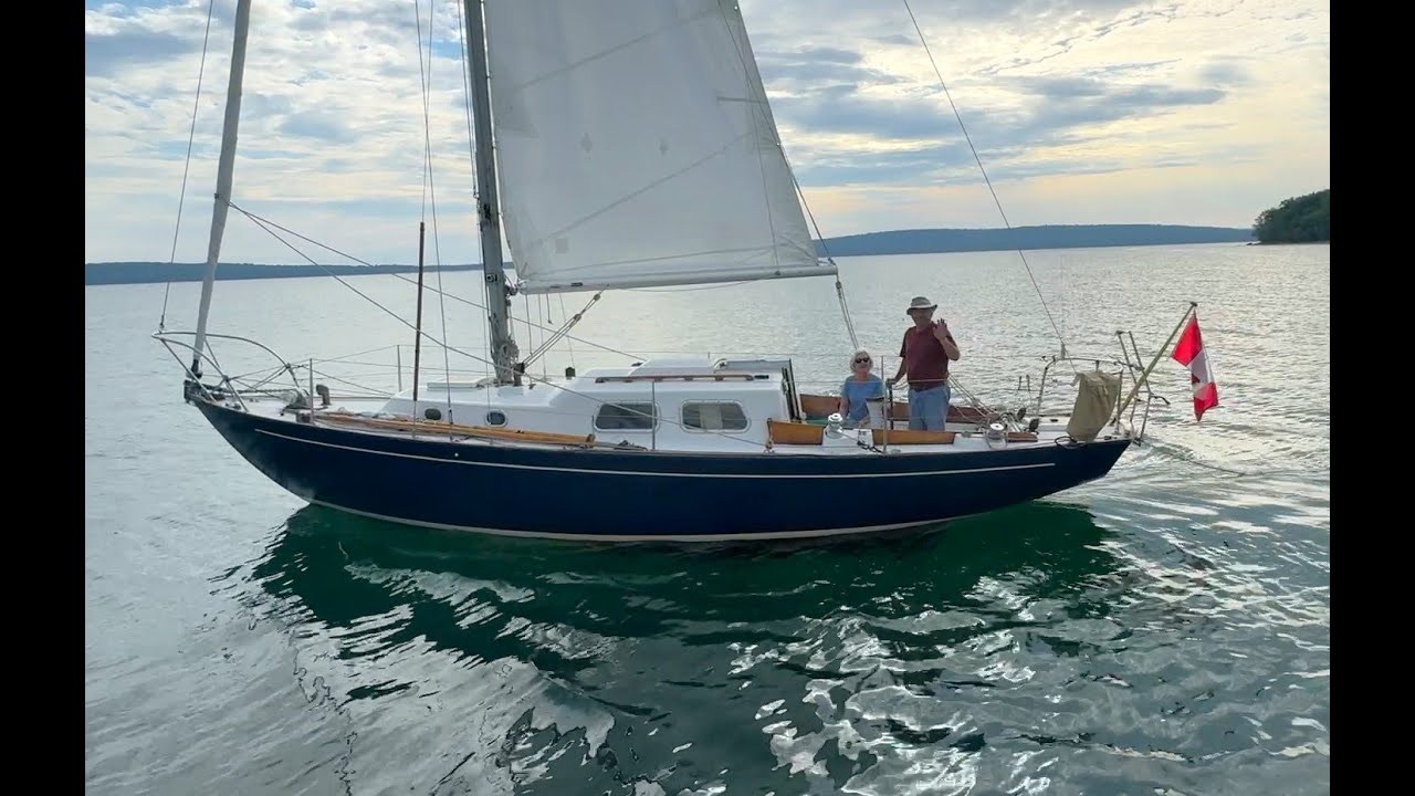 Yacht „surpriză”, ieșind în curs sub voia de navigare