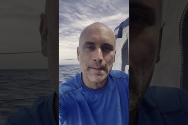 Noua tunsoare pentru Fabrice Amedeo | Vendée Globe 2024