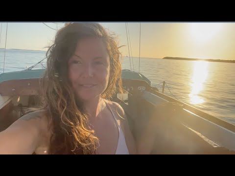 Femeie cu navigare solo * Bahamas * Staniel Cay către George Town pe o barcă cu pânze electrice