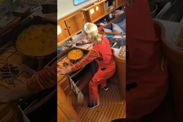 Mă lupt să gătesc pe pământ niciodată pe mare 😅 #sailing #cooking #boat