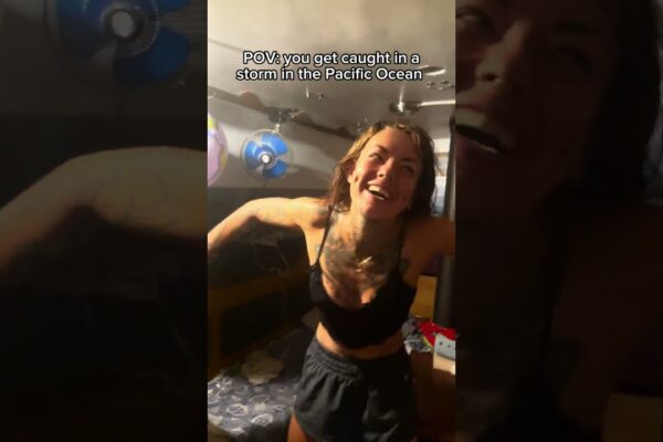 Navigând printr -o furtună într -o barcă mică 😱 #sailing #storm