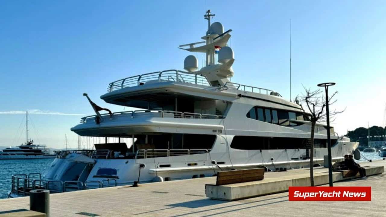 Un comportament ciudat al acestui superyacht înainte de a dispărea | Clipuri