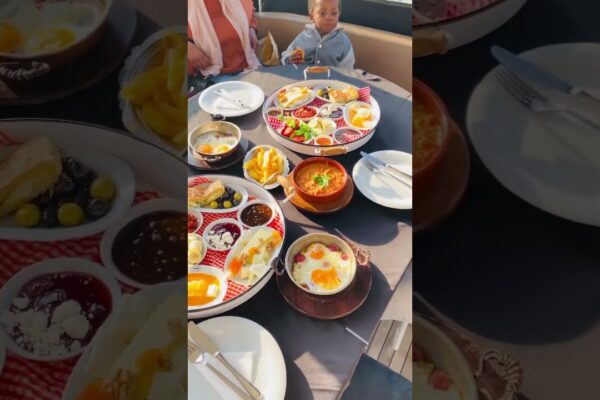 Bucurați -vă de micul dejun împreună cu familia pe un iaht privat