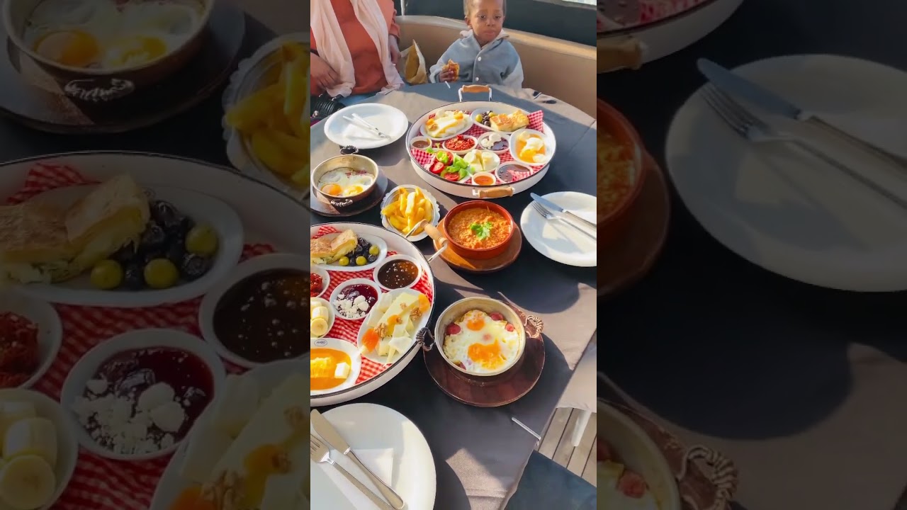 Bucurați -vă de micul dejun împreună cu familia pe un iaht privat