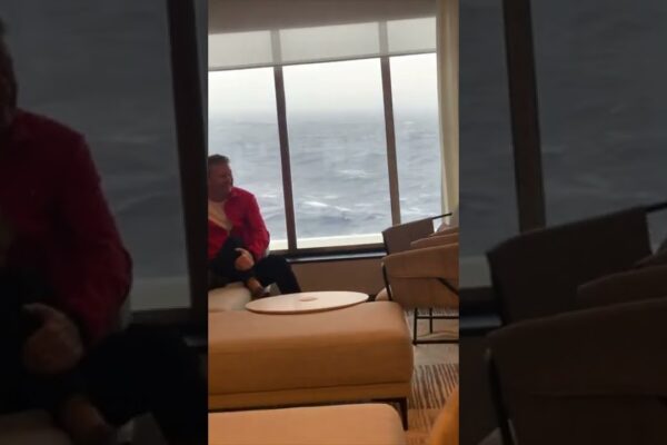 Ferestre din camera navelor de croazieră valuri uriașe