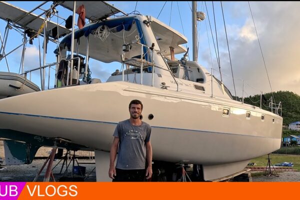 Finalizat: Uraganul deteriorat catamaran (înapoi în apă)