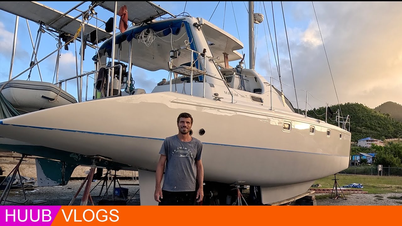 Finalizat: Uraganul deteriorat catamaran (înapoi în apă)