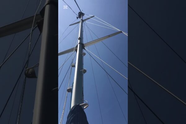 Ziua perfectă pentru o verificare a castelului. #MAST #MASTCHECK #Perfectyday #sailing #SailingLife #SailingLiveaboard