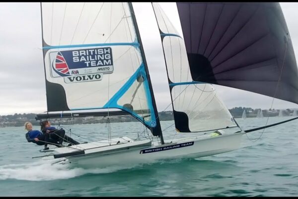 În spatele scenei: Cum dezvoltăm campionii de mâine, cu medalia olimpică de aur Hannah Mills