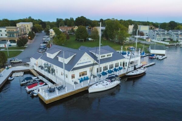 Reconstruirea clubului de iahturi din Pentwater, MI | Feat. Azek Exteriors & Timbertech Deck (video complet)