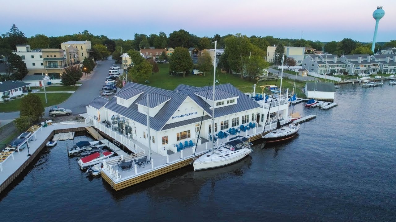 Reconstruirea clubului de iahturi din Pentwater, MI | Feat. Azek Exteriors & Timbertech Deck (video complet)