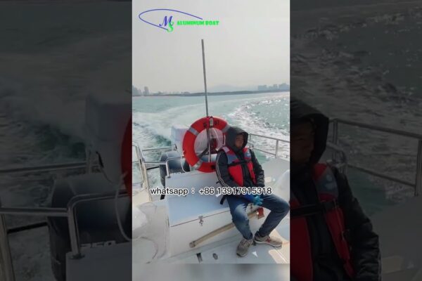 Barcă de pescuit pe mare de 12 m, lățime 2,86 m, Yamaha Dual Machine 250 CP, 40 noduri la viteză maximă.
