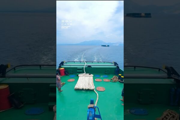 Barja folosește motorul Tugboat pentru a călători 🤯 #BOATS #SEA #VEHICLES