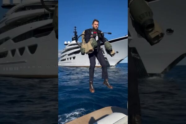 Jet Suit Valet pe un iaht?! Lux ca niciodată!