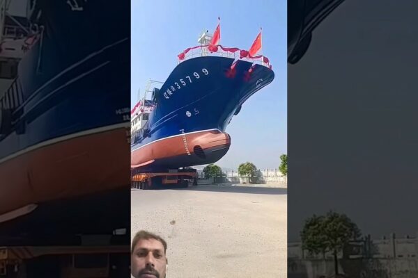 Mutarea unei mega nave într -o parte de lansare #nava #Automobile #Sailing #sailor #Boating #ViralShort