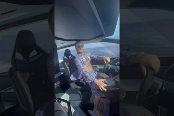 Conor McGregor care traversează marea deschisă pe iahtul său Lamborghini