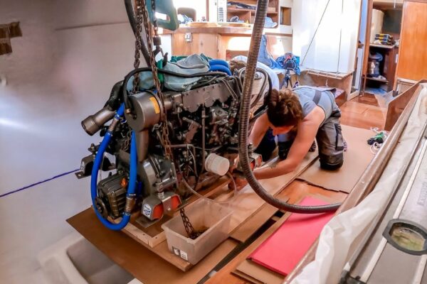 Barca noastră cu pânze abandonată de 1 € primește un motor nou!