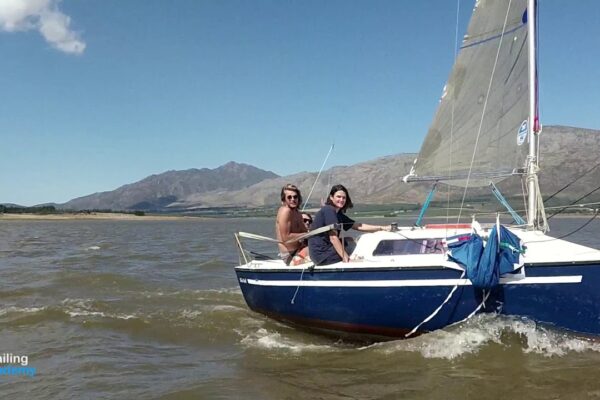 Caleb navigând microsail