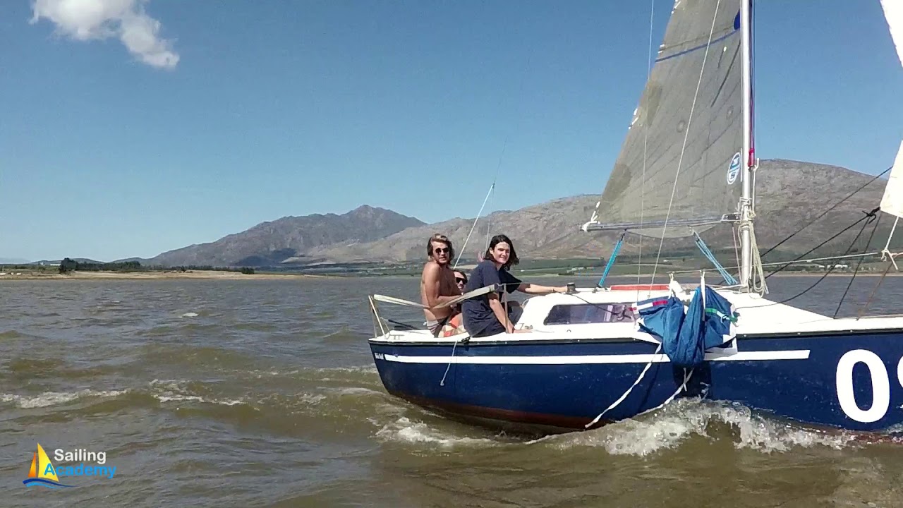 Caleb navigând microsail