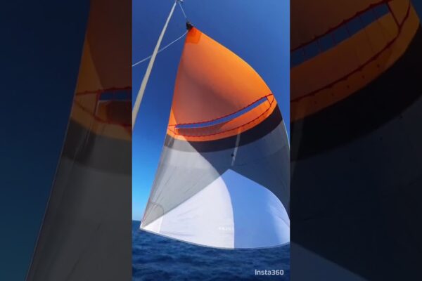 Traversarea Oceanului Pacific care zboară parasailorul