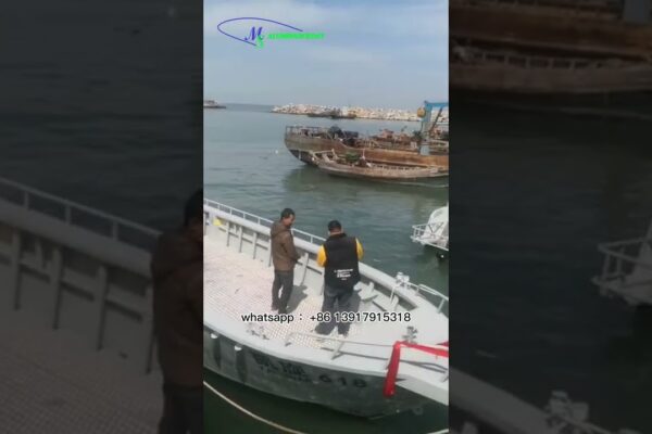 Barcă de pescuit din aliaj de aluminiu de construcții navale, cu o cocă rezistentă și spațiu mare.