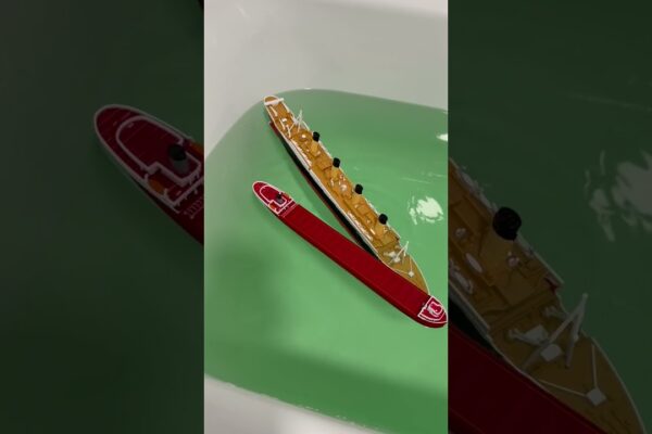 Modelul submersible Titanic scufundându -se lângă nava de marfă #Titanic