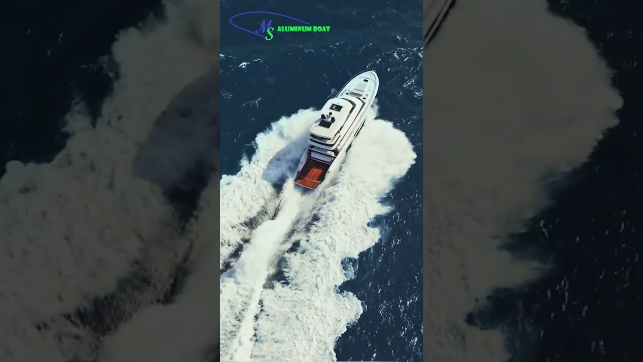 Flybridge închisă și spațiu de agrement de la popă.