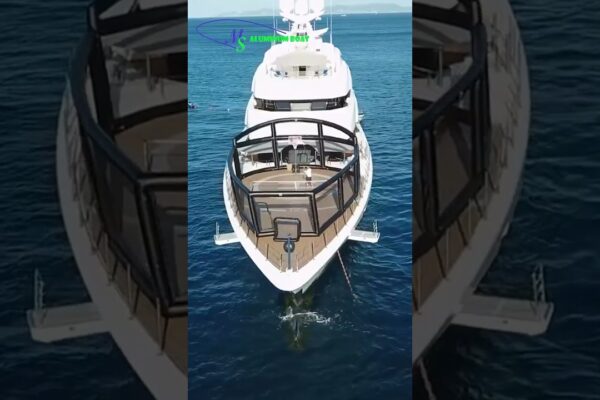 Superyacht are de fapt un teren de baschet.