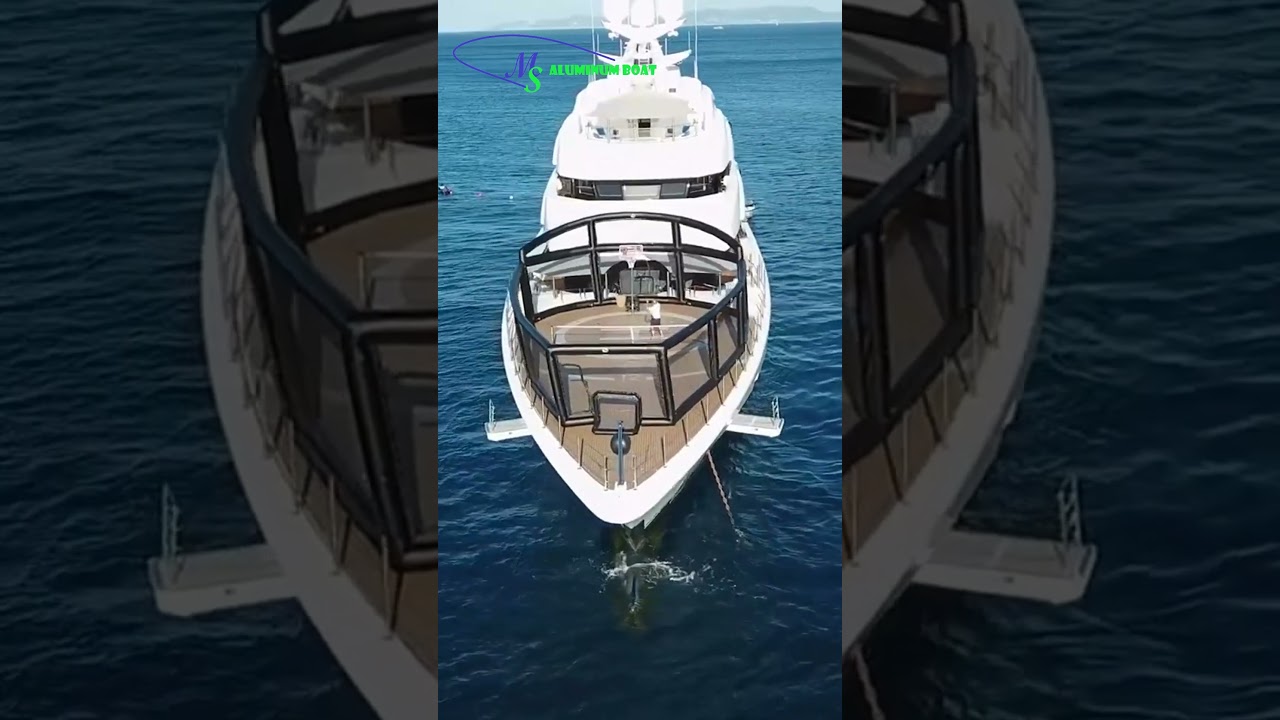 Superyacht are de fapt un teren de baschet.