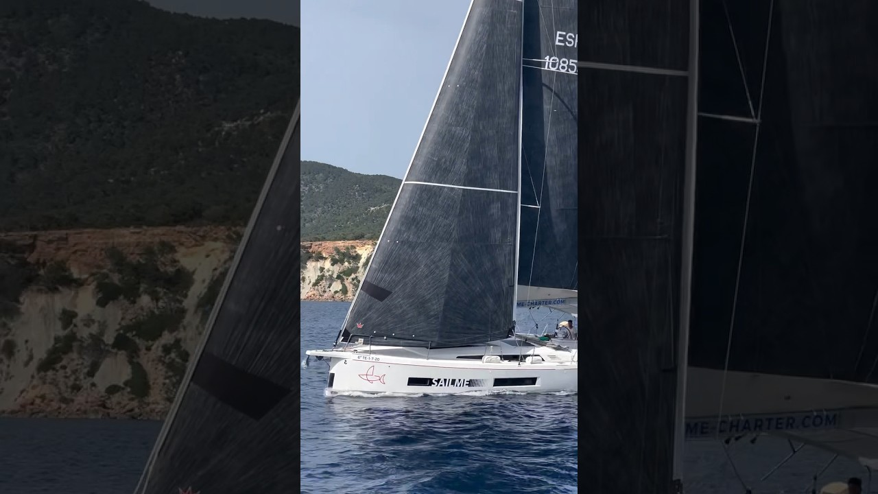 Această barcă cu pânze rapidă și elegantă este disponibilă pentru Charter în Ibiza sau Tenerife, Spania.