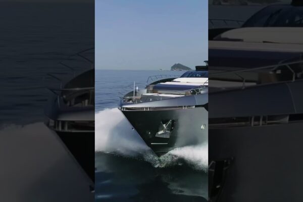 Yachts Flybridge de lux - Riva 110 'Dolcevita, estetică italiană și Savoir Vivre - Ferretti Group