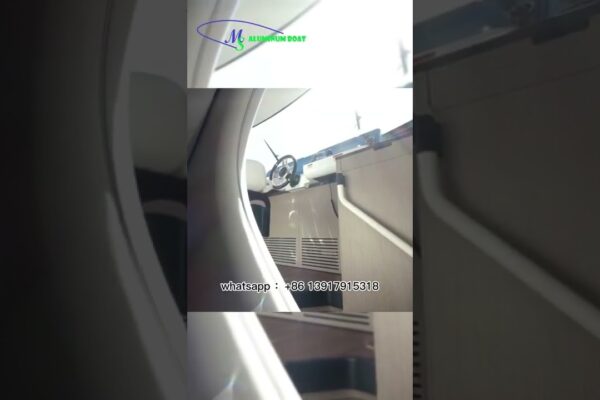 Yacht de lux fabricat italian, lungime de 26 de metri, 6,3 metri lățime, cu o viteză maximă de 28 de noduri.