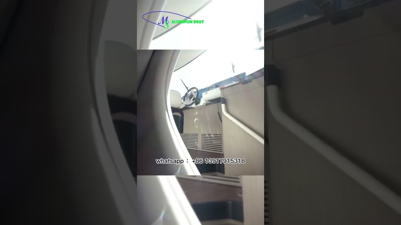 Yacht de lux fabricat italian, lungime de 26 de metri, 6,3 metri lățime, cu o viteză maximă de 28 de noduri.