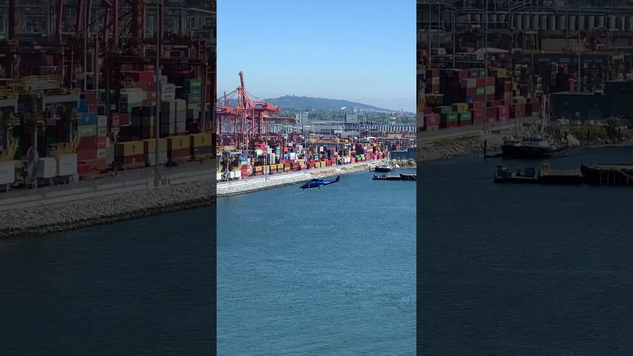 Elicopter pe cer în Vancouver. #Sailing #ship #port