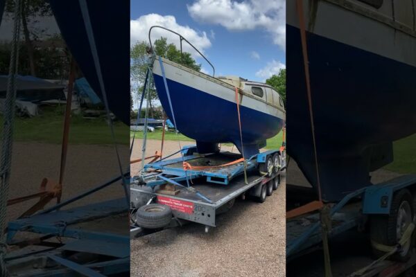 Yacht abandonat colectat de la un club de navigație Surrey #Abandonedboat #Boating #BoatBreakers