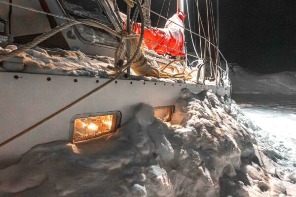 Transformarea bărcii noastre într -un igloo (iarna în Groenlanda)