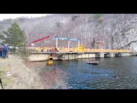 Mașina căzută în Tarnița a fost scoasă la suprafață