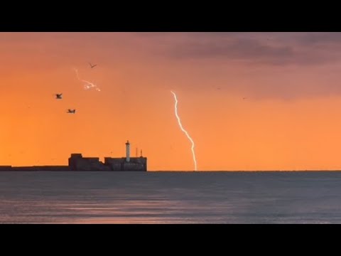 Mă străduiesc să -mi controlez barca în timp ce navighez solo în condiții grele - Guernsey către Boulogne